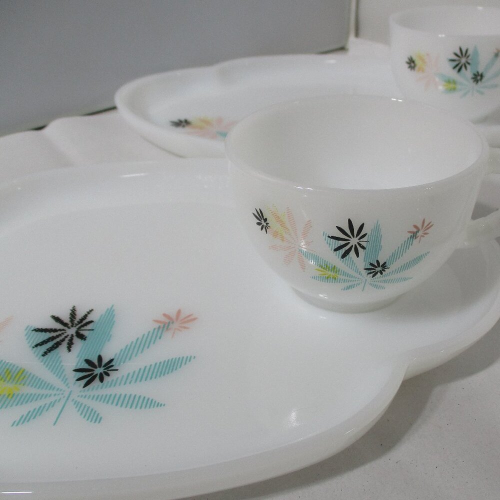 Vintage MCM  Atomic Flower Milk Glass  Coffee Patio Snack Set Tray & Cup - Picture 3 of 12